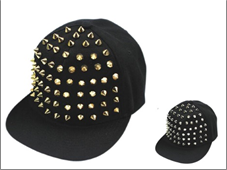 כובע פאנקיסט שחור עם ניטים זהב וכסף /6 יחידות במארז