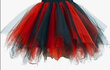 חצאית טוטו משולשים פיראטית משולב צבע שחור וצבע אדום 40 ס"מ על כארד עם קולב/ 6 יחידות במארז