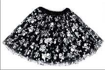 חצאית טוטו 40 ס"מ 3 שכבות שחור עם גולגולות עם כארד וקולב  / 6 יחידות במארז